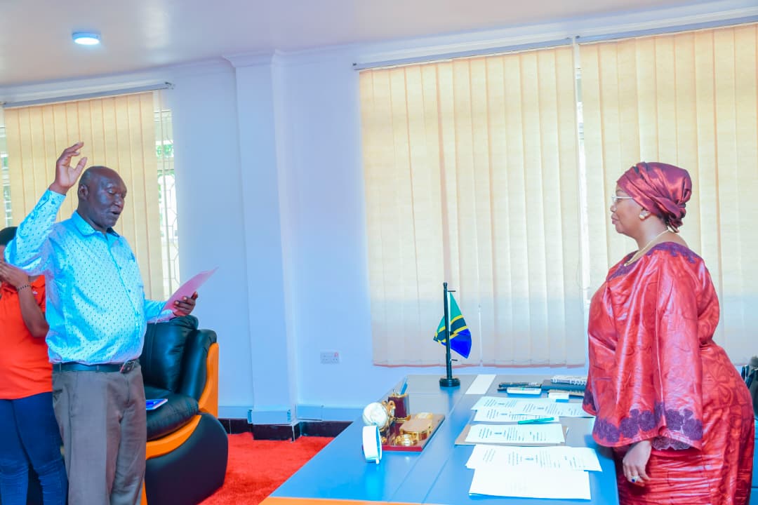 RC MHITA AWAAPISHA WAJUMBE WA MABARAZA YA ARDHI SHINYANGA NA KISHAPU